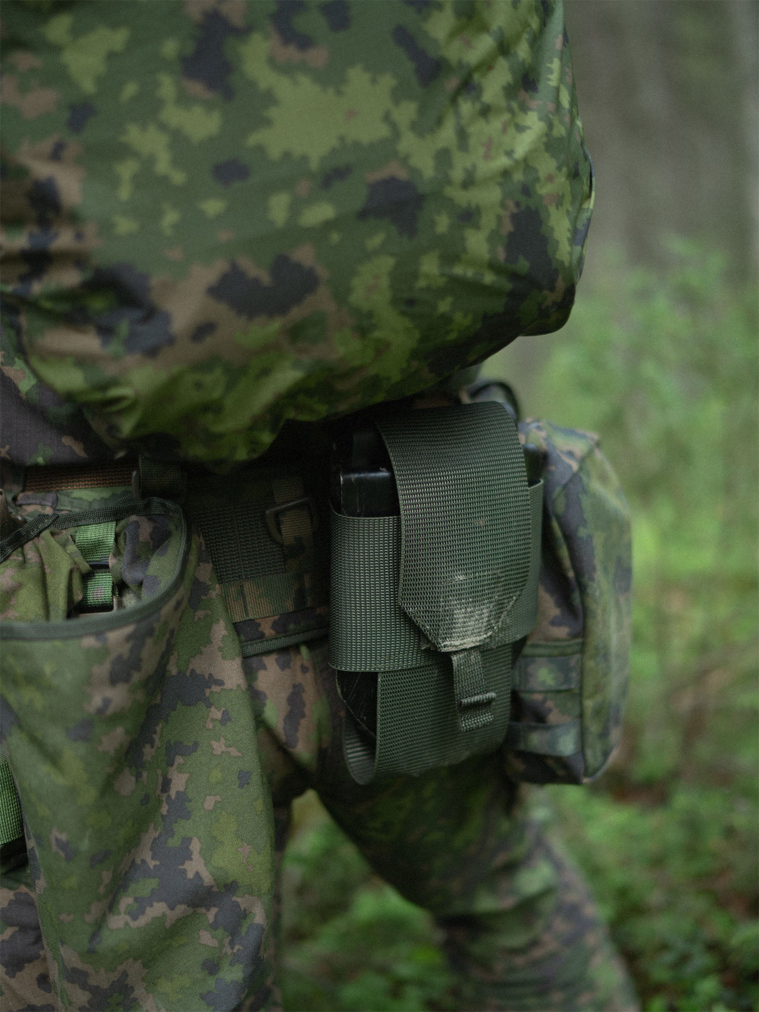 Close-up of a Savotta Trifold -tool pouch attached to a tacitcal belt of a soldier