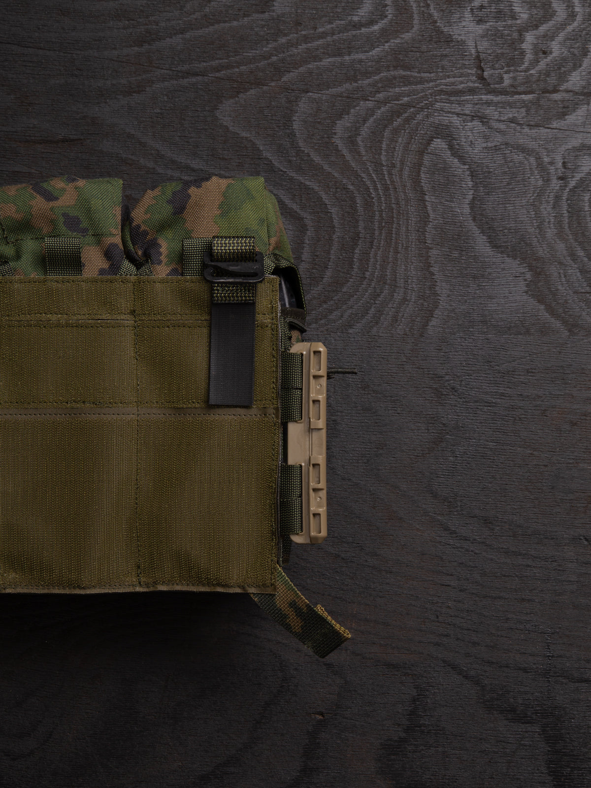 Close-up of a Savotta Varjelus 3x2 AR15-AK placard's possible Tubes-attachment