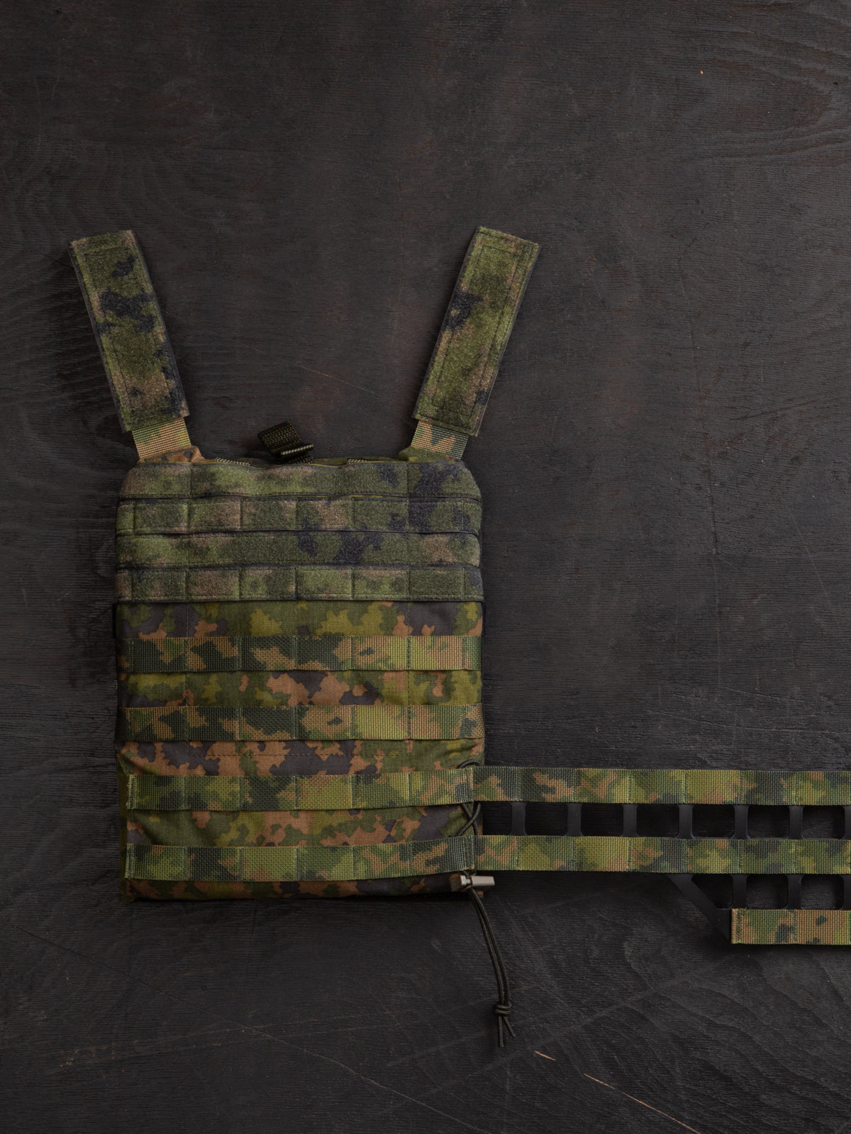 Savotta Varjelus plate carrier with cummerbunds attached