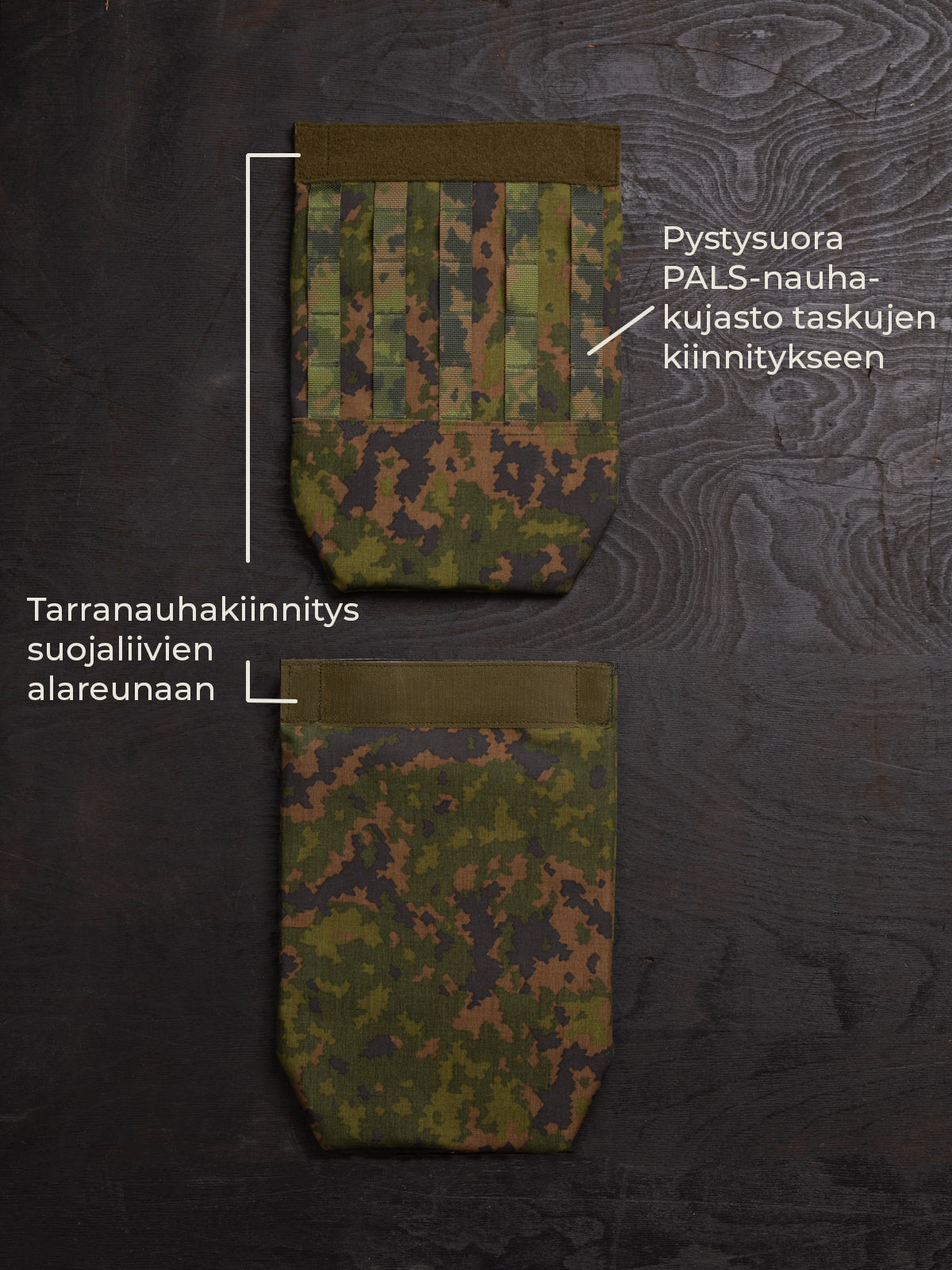 Savotta Varjelus -groin flap molemmilta puolilta kuvattuna tummalla puutaustalla, teksteillä: