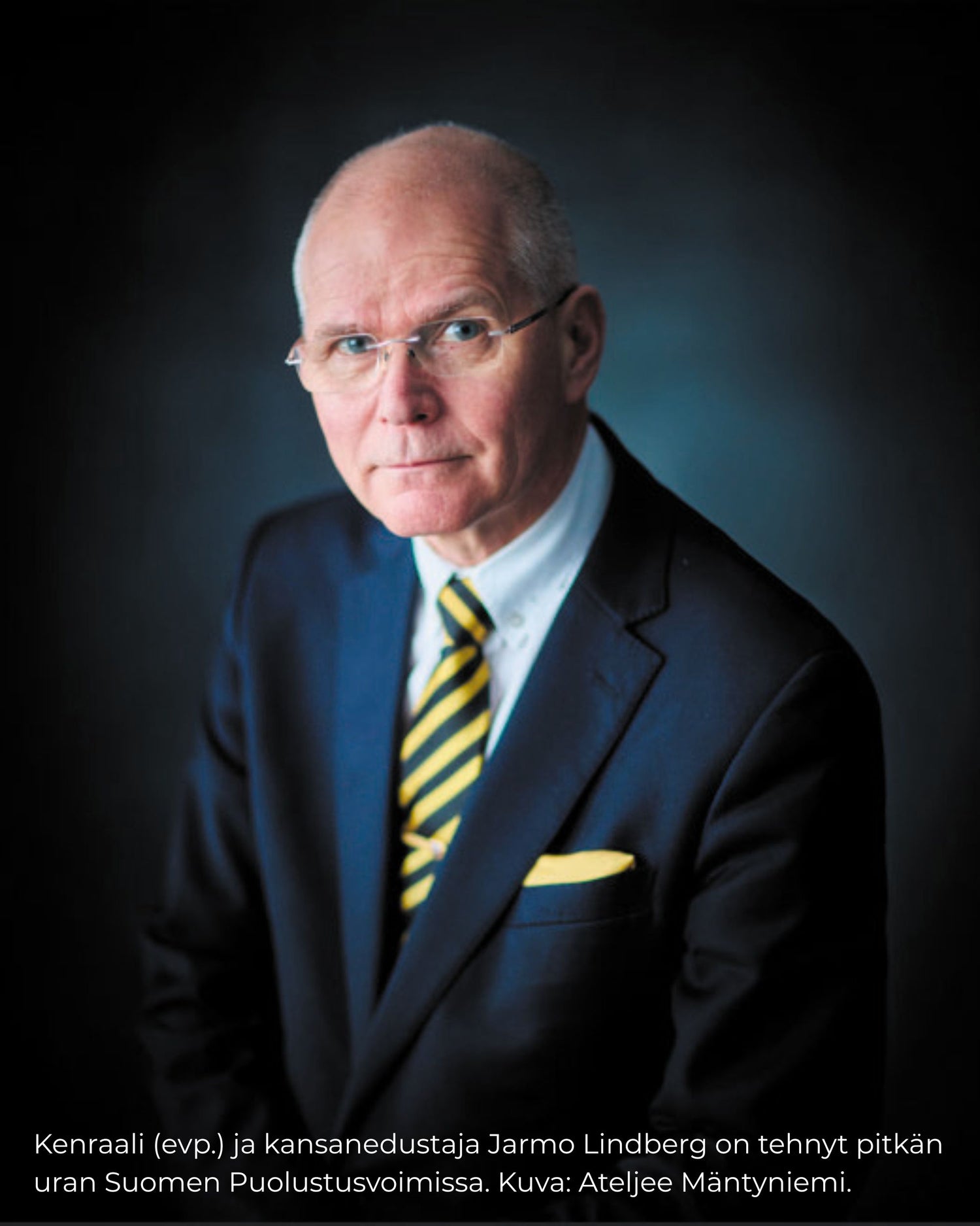 Kenraali (evp.) ja kansanedustaja Jarmo Lindberg sinisessä puvussa.