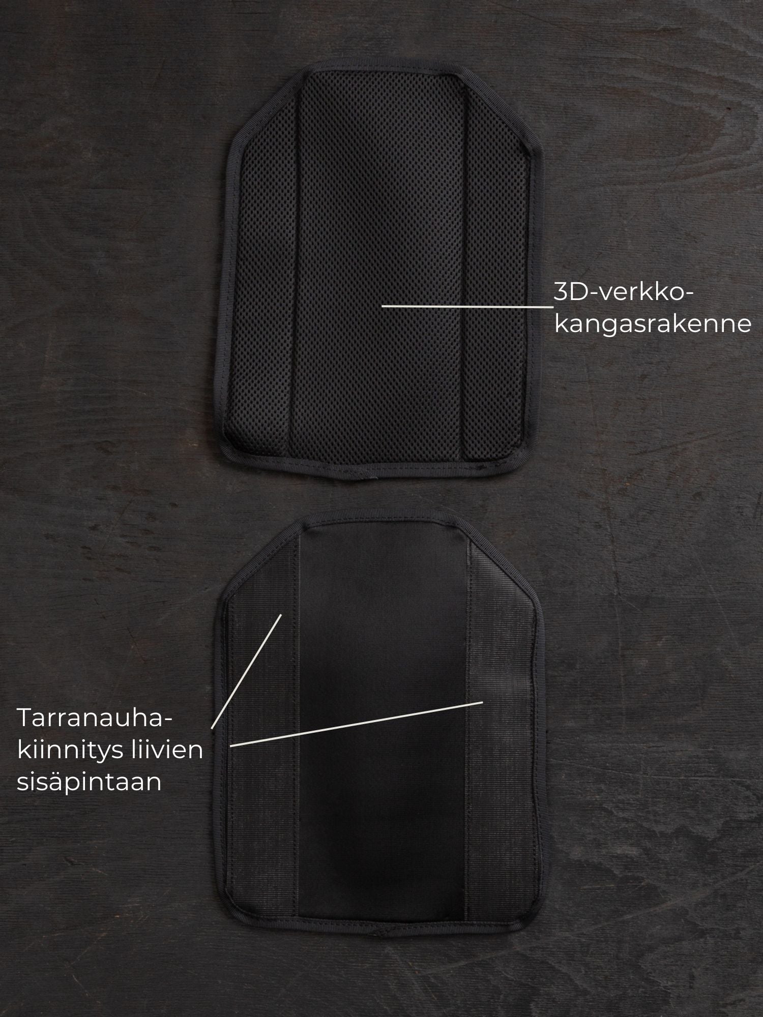 Kaksi Savotta Varjelus comfort padia joiden vieressä lukee 