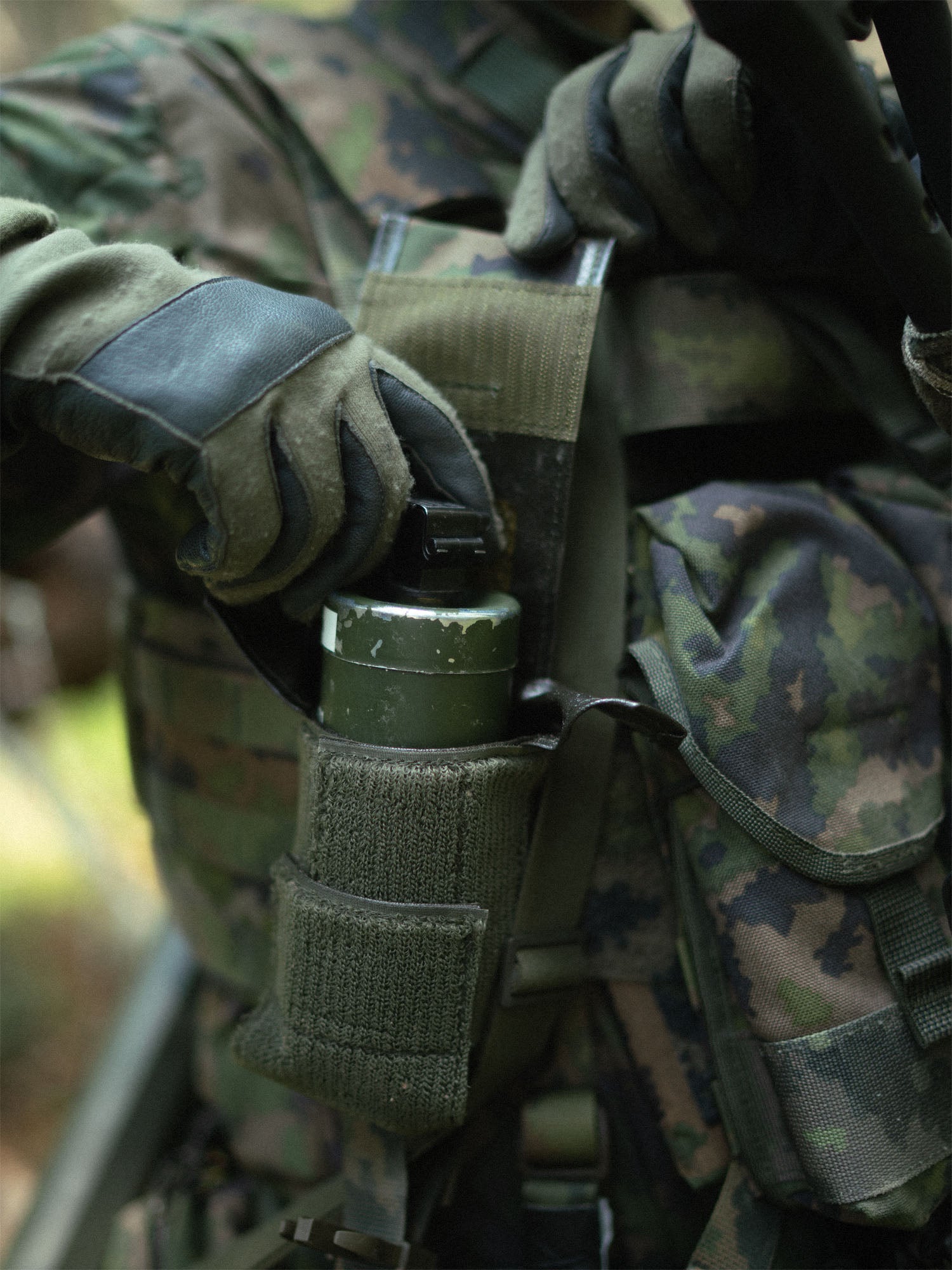 Frag-smoke pouch