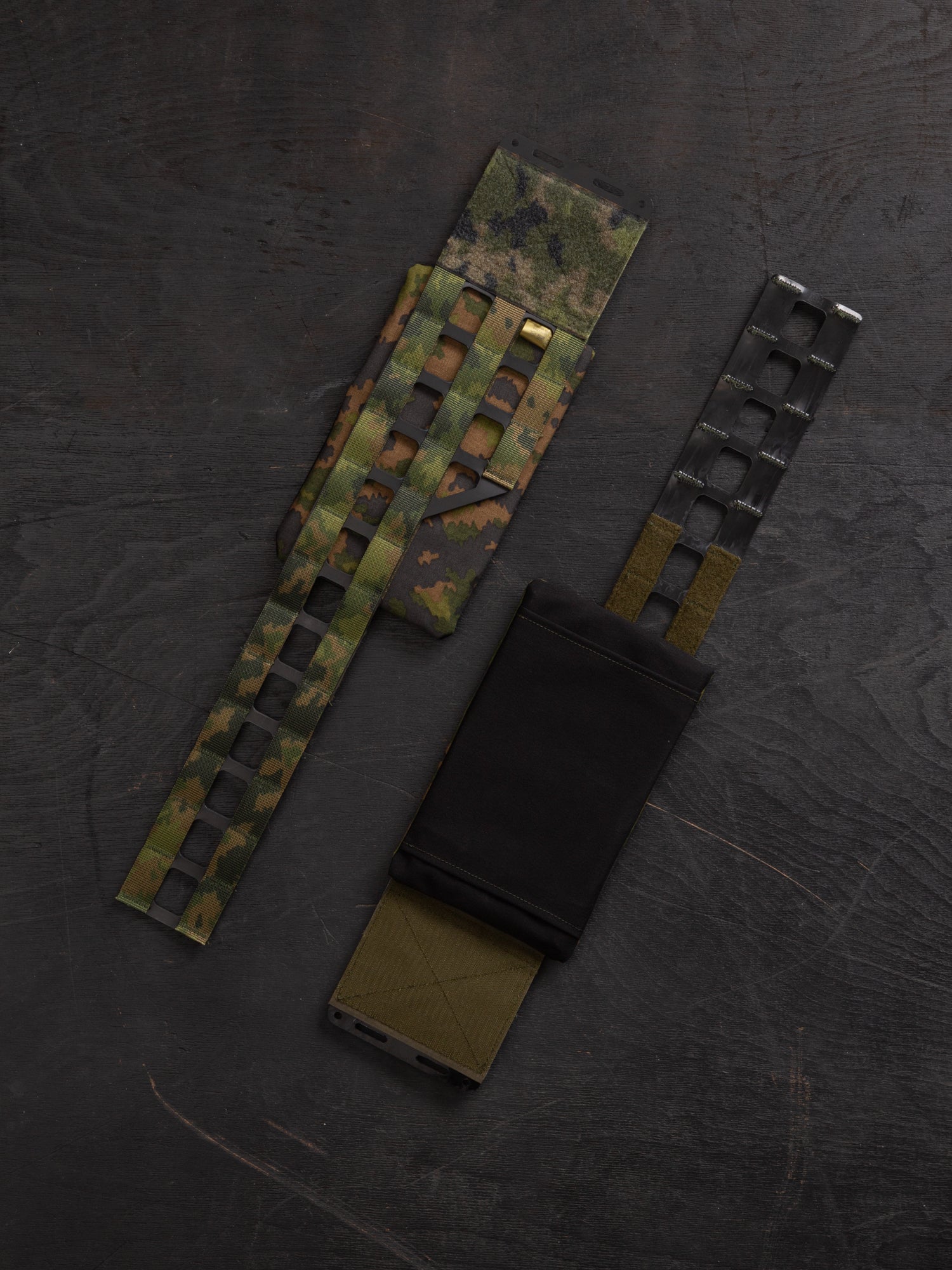 Savotta Varjelus plate carrier cummerbund with Varjelus side armour bags attached, photographed from the front and the back.