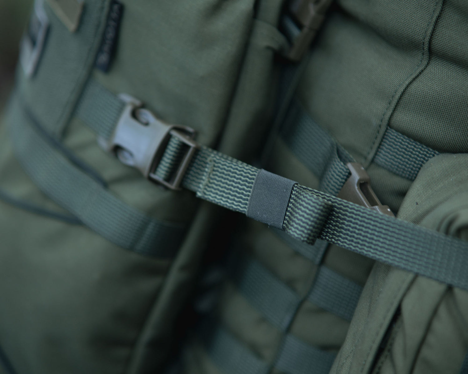 Elastic strap keepers