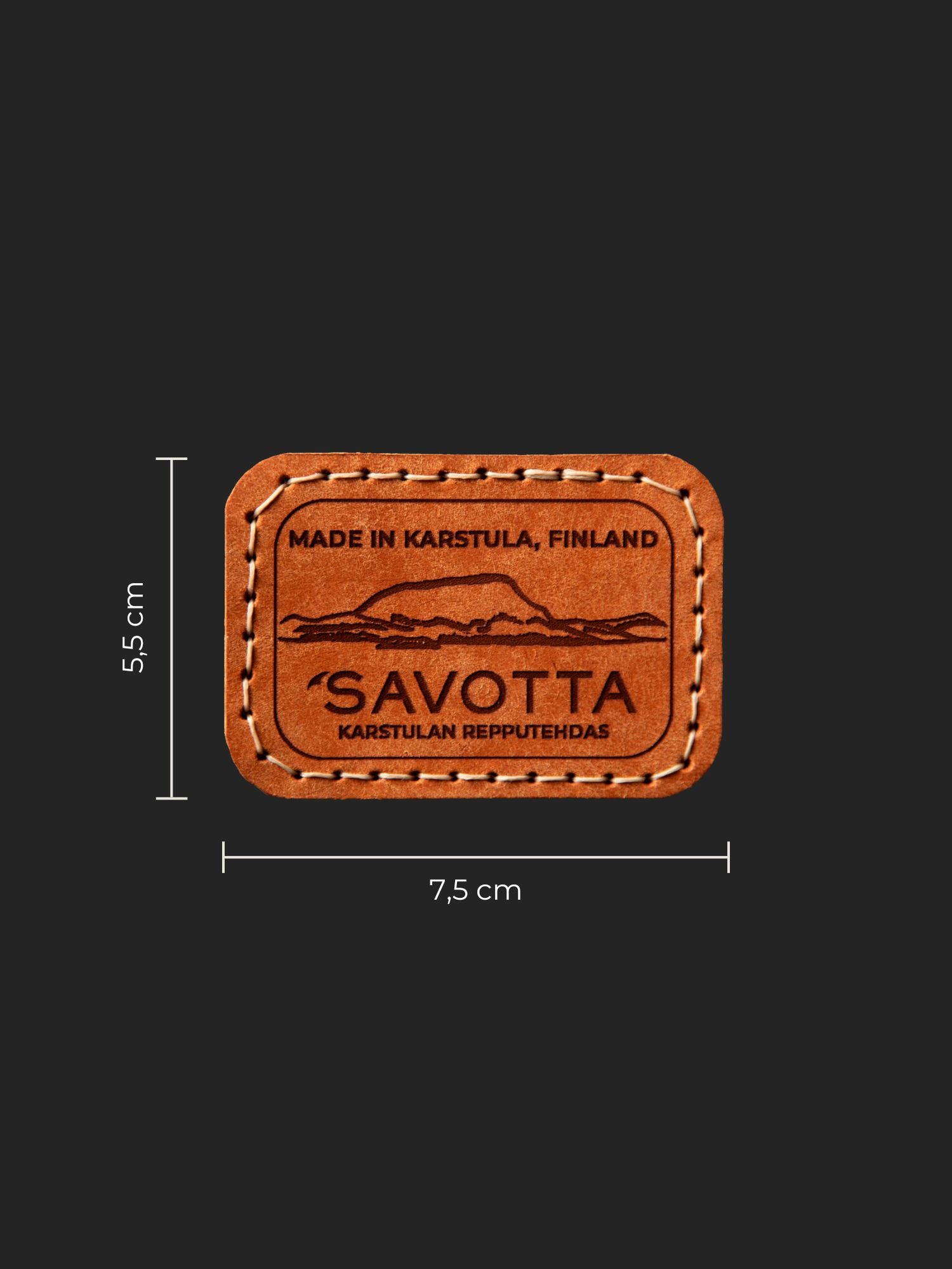 Brown Savotta leather patch featuring Salla mountain with dimensions 5,5x7,5 cm next to it
