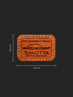 Brown Savotta leather patch featuring Salla mountain with dimensions 5,5x7,5 cm next to it