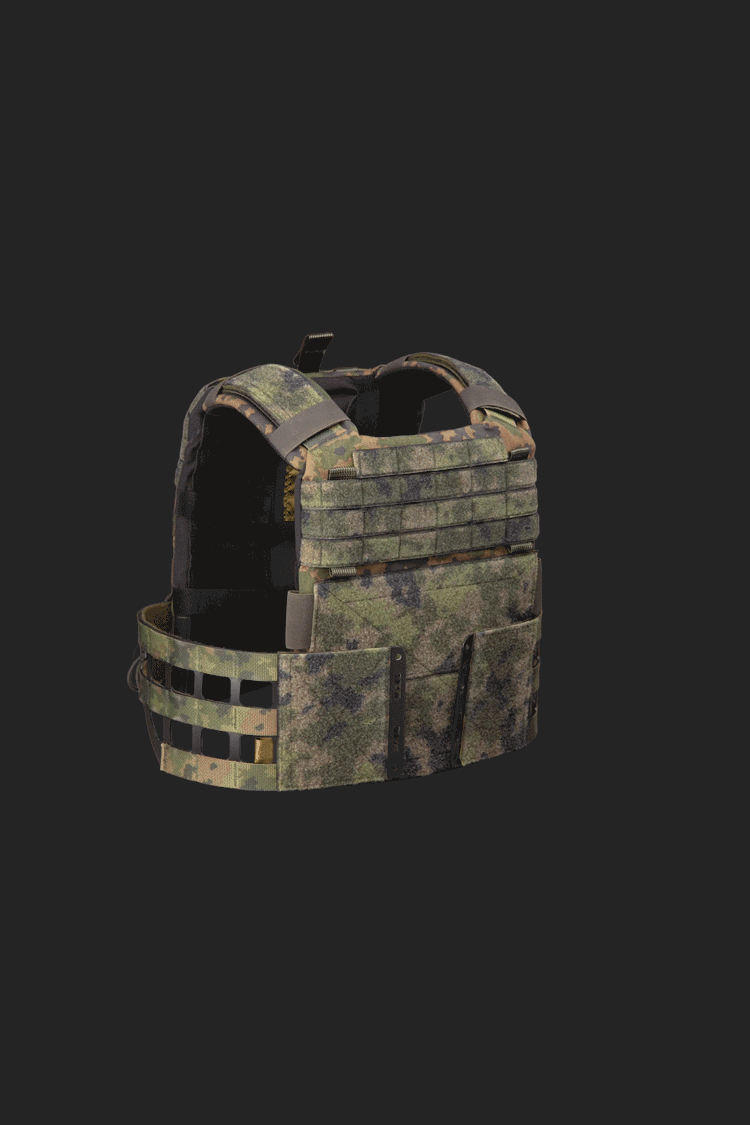 5 different features that you can add to a Savotta Varjelus plate carrier, added one by one to the plate carrier: comfort pads, side armor bags, PALS placard, groin flap and 3x2 AR15-AK placard